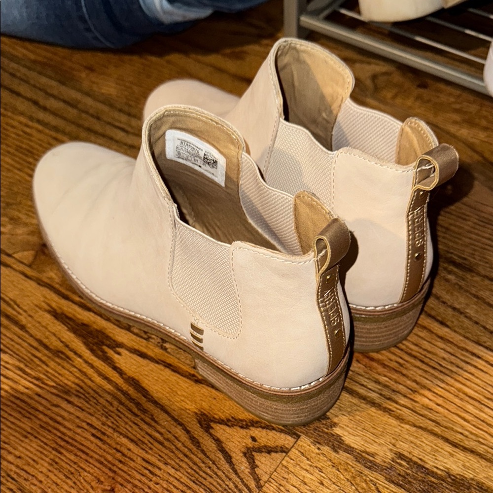 Sperry Chic Beige Ankle Boots with Tan Details